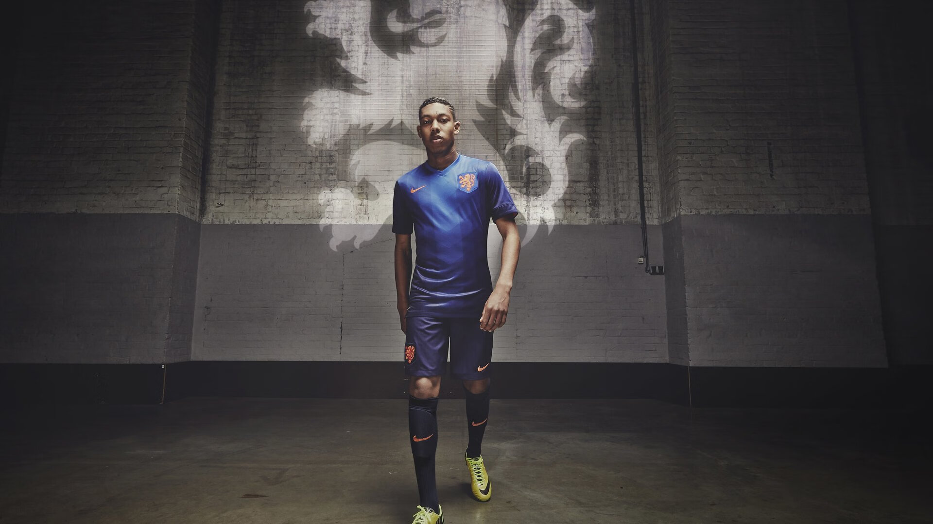 “美洲狮队在橄榄球冠军锦标赛展现强大韧性”